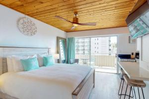 una camera con letto e ventilatore a soffitto di SeaShore 62 a Honolulu