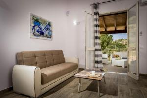 salon z kanapą i stołem w obiekcie Villa Gea w mieście Castellammare del Golfo