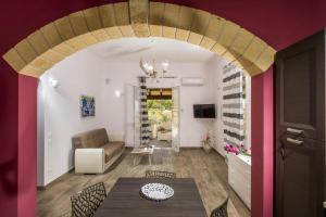 - un salon avec un canapé et une table dans l'établissement Villa Gea, à Castellammare del Golfo
