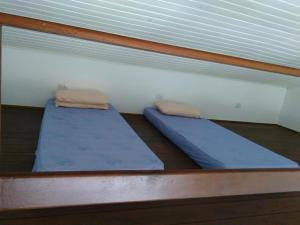 two beds in a room with a wall at Paraíso de Toque Toque Grande in São Sebastião +31 photos