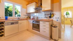 Kuchnia lub aneks kuchenny w obiekcie Villa BEL by Mallorca Villa Selection