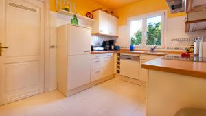 Kuchnia lub aneks kuchenny w obiekcie Villa BEL by Mallorca Villa Selection