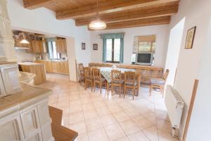 Kuchyň nebo kuchyňský kout v ubytování Holiday House Vitice 21
