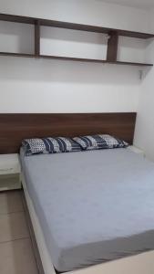 A bed or beds in a room at SUITES PARA ALUGUEL em VILAS DO ATLANTICO