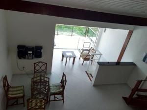 una stanza con sedie, tavolo e finestra di Paraíso de Toque Toque Grande a São Sebastião