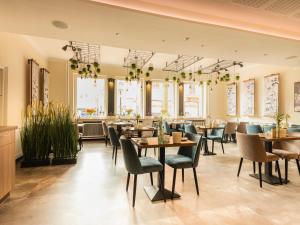 A restaurant or other place to eat at Hotel DH -Deutsches Haus-
