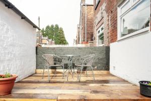 een terras met stoelen en een tafel op een balkon bij Park House - Large 3 Bedroom Victorian House, 10 Mins from Manchester in Manchester