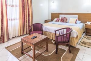 Three Steers Hotel客房内的一张或多张床位