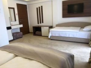 une chambre avec un lit et une télévision à écran plat dans l'établissement Motel Saraj, à Gornji Vakuf