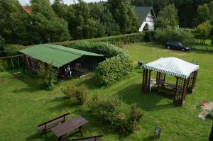 widok z góry na ogród z altaną i ławkami w obiekcie Prezydencja w mieście Białogóra
