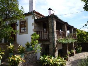 a house with a porch and a balcony at Casa dos Araújos in Frechas