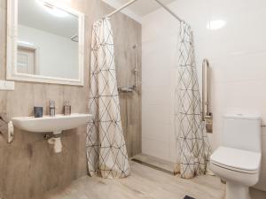 Un baño con lavabo, inodoro y ducha. en Laba, en Mrzeżyno 26 fotos más