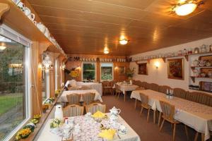 een restaurant met tafels en stoelen in een kamer bij Pension Ingrid in Schneverdingen