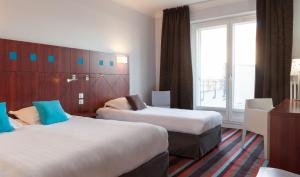 Кровать или кровати в номере The Originals Boutique, Hôtel Le Pariou, Issoire (Qualys-Hotel)