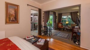 Un dormitorio con una cama y una sala de estar. en Brown Jug Guest House, en Hermanus 45 fotos más