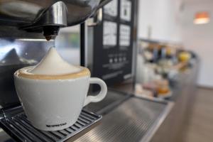 Comodidades para preparar café e chá em THE ONE Grand Hotel da Póvoa - by MHMB Hospitality