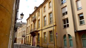 eine Gasse in einer Stadt mit gelben Gebäuden in der Unterkunft My Apartment-Metz in Metz