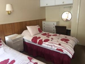 Voodi või voodid majutusasutuse Port Askaig Hotel toas
