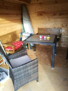 グレートジールにあるAppartement Picoのテーブルと椅子、テントが備わる客室です。