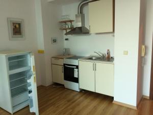 eine kleine Küche mit weißen Schränken und einem Waschbecken in der Unterkunft Sea view, 2 room apartment 703, Primorsko in Primorsko