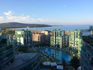 Blick auf eine Stadt mit Gebäuden und einem Wasserkörper in der Unterkunft Sea view, 2 room apartment 703, Primorsko in Primorsko