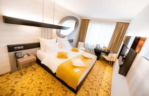 een hotelkamer met een groot bed en een bureau bij Grandium Hotel Prague in Praag