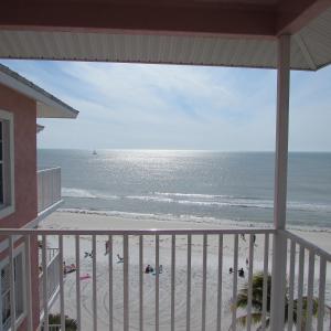 Blick auf den Strand vom Balkon einer Eigentumswohnung in der Unterkunft Edison Beach House in Fort Myers Beach