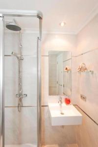 y baño con ducha y lavamanos. en Apartment near the Pine Walk en Pollença