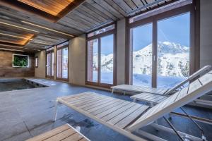 Der Swimmingpool an oder in der Nähe von Chalet Altitude Les Arcs 2000