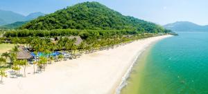 uma vista aérea de uma praia com palmeiras e do oceano em Hotel Portobello Resort & Safari em Mangaratiba