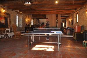 un hombre parado en una habitación con una mesa de ping pong en Al Soci La Tasca, en Marsciano