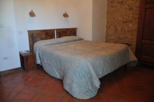 1 dormitorio con 1 cama en una habitación en Al Soci La Tasca, en Marsciano