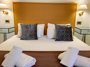 ニースにあるNestor&Jeeves - PALAIS DE FRANCE - Central - Sea frontのベッドルーム(大型ベッド1台、枕付)
