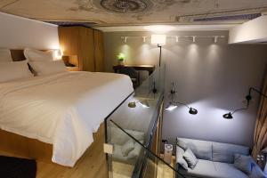 1 dormitorio con 1 cama y suelo de cristal en Paskunji Residence en Tiflis