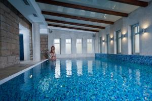 Bazén v ubytovaní Bukowy Park Hotel Medical SPA alebo v jeho blízkosti