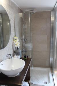 A bathroom at Kalamata Art Rooms