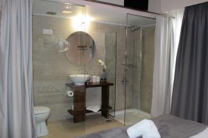 A bathroom at Kalamata Art Rooms