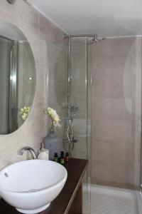 A bathroom at Kalamata Art Rooms