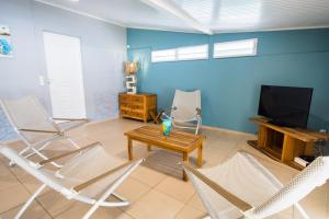 TV a/nebo společenská místnost v ubytování Villa les Amandiers 8 chambres face à la mer!