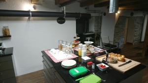 una cocina con una barra con comida. en Relais del Sosto, en Olivone