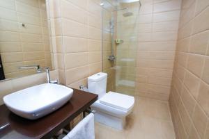 y baño con aseo, lavabo y ducha. en My Hotel Yerevan, en Ereván