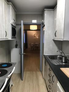 Kuchyňa alebo kuchynka v ubytovaní HabitaHost Colón