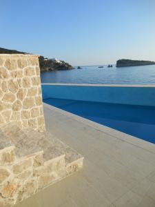 un patio con vistas al agua en Apartments Harmony, en Utjeha