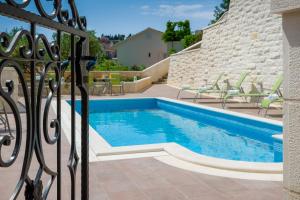 una piscina frente a una casa en Villa Kogo en Hvar
