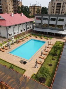 Изглед към басейн в Hotel Bella Riva Kinshasa или наблизо