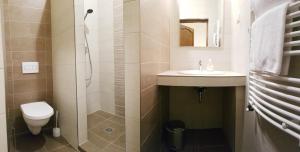 A bathroom at Toscana Apartman