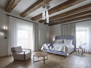 Postel nebo postele na pokoji v ubytování Lotrinský hotel