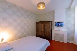 a bedroom with a bed and a tv on a wall at F3 - Standing Centre Ville Calme Et Climatise in Ajaccio