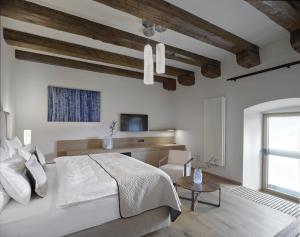 Postel nebo postele na pokoji v ubytování Lotrinský hotel