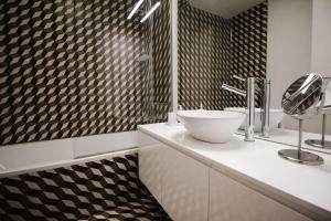 Kúpeľňa v ubytovaní ALTIDO Elegant 2BR Apt nearby tram 28E stop - Portas Sol